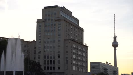 Berliner-Fernsehturm-Bei-Sonnenuntergang-Mit-Springbrunnen-Am-Straußberger-Platz