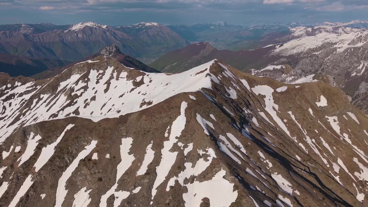 Incredibile video con drone di Maja e Vajushës coperta di neve nell'Albania settentrionale
