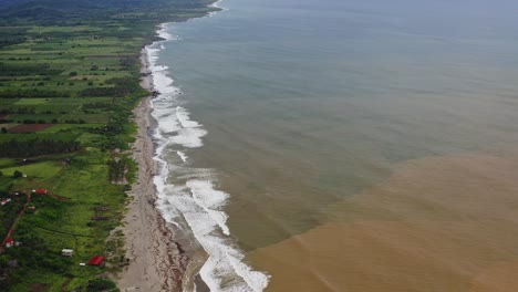 Antenne:-Schlammiges-Süßwasser-Vermischt-Sich-Mit-Meerwasser-An-Der-Mündung-Des-Flusses