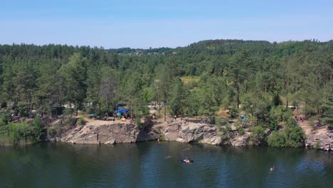 Luftdrohnenvideo-Von-Menschen,-Die-An-Einem-Sommertag-In-Kiew,-Ukraine,-In-Einem-See-Schwimmen