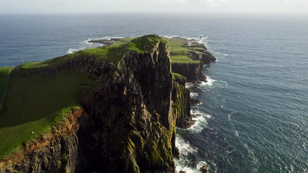 acantilados rojos dorados ardientes y pájaros volando bajo, faro de neist point escocia