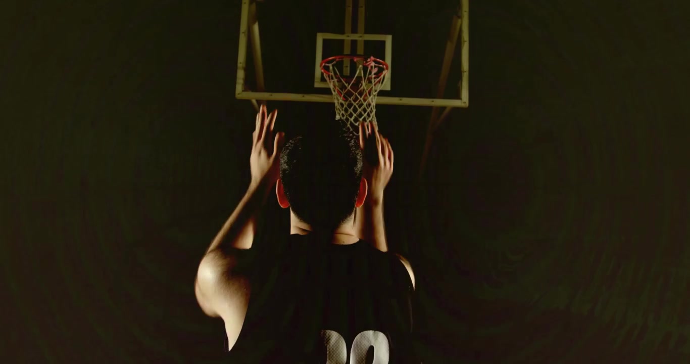 Giocatore di basket che alza la palla e tira un tiro libero dopo un glitch verde che segnala un allenamento tecnologico.