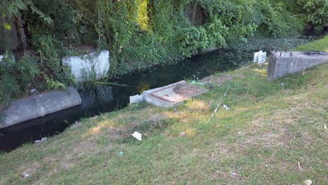 Agua-Contaminada-Estancada-En-Un-Canal---Toma-Panorámica-Izquierda