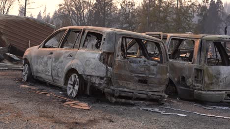 vehículos quemados en grandes incendios forestales destructivos