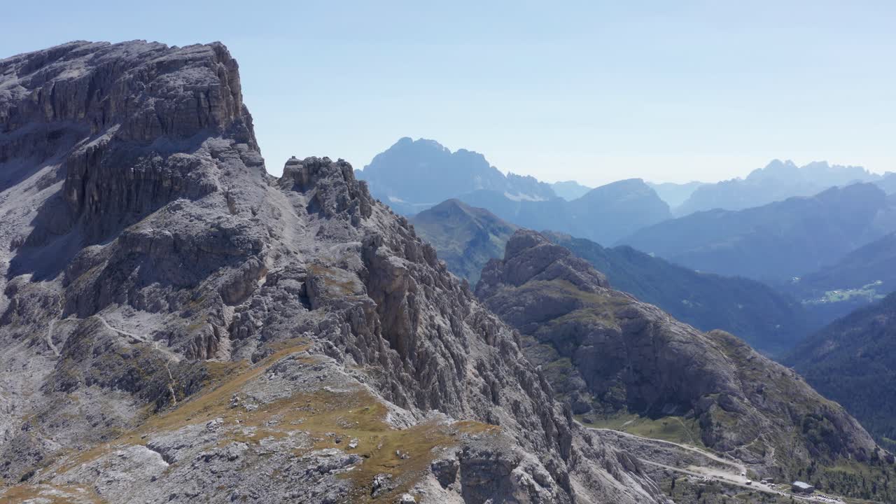 vuelo de drones sobre la cresta de la montaña - vista de los dolomitas italianos, val badia