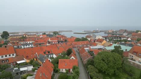 casas pintorescas en la ciudad costera de simrishamn, suecia
