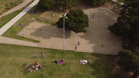 Toma-De-órbita-Aérea-Que-Muestra-A-La-Gente-Relajándose-Y-Patinando-En-El-Parque-Vicente-López-Durante-El-Día-Soleado---Buenos-Aires,-Argentina