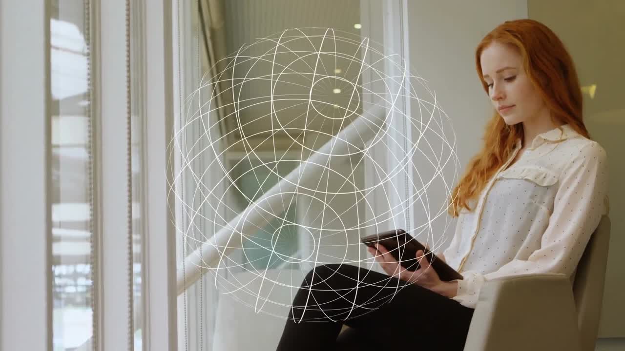 animación del icono geométrico del globo girando sobre una mujer caucásica usando una tableta digital en la oficina