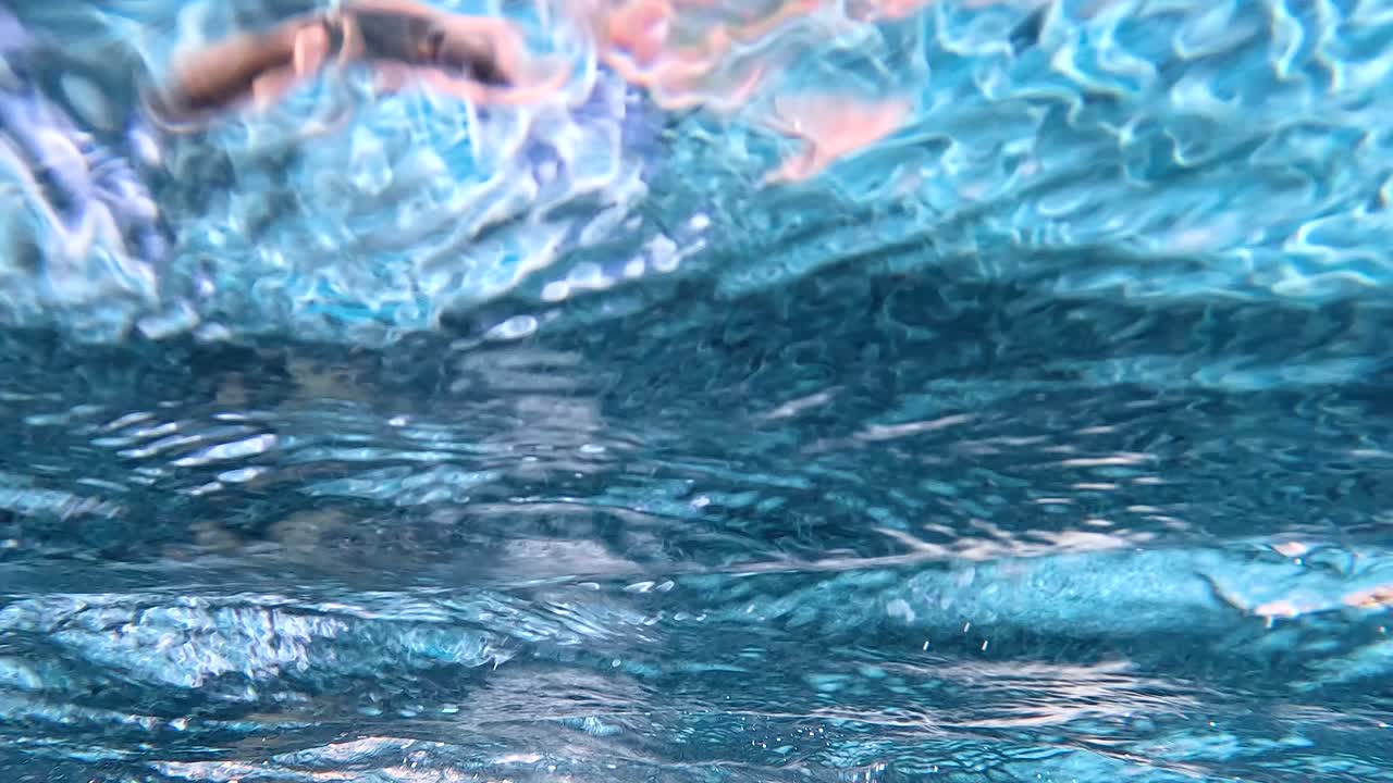 Vivaci scene subacquee in una piscina