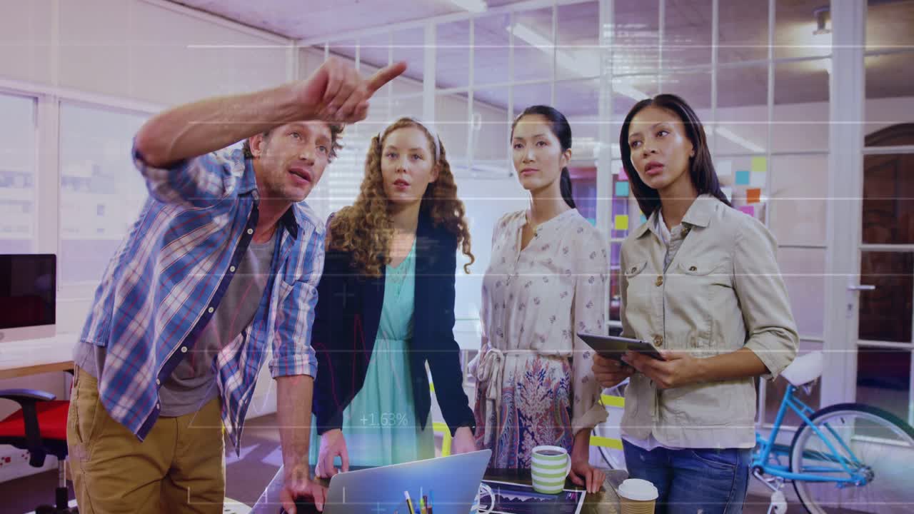 Hombre levantando la mano y señalando, un equipo inclinado sobre un portátil y una tablet, resaltando superposiciones de datos tecnológicos.
