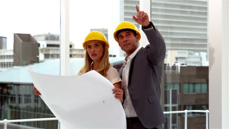 dos arquitectos mirando los planos