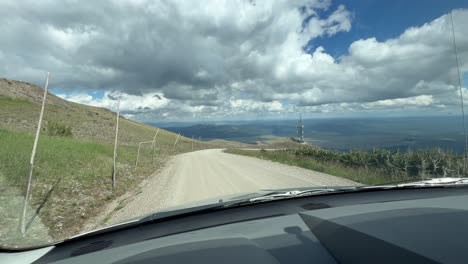 conduciendo por un camino a un pico muy alto llamado pico sawtell en island park idaho