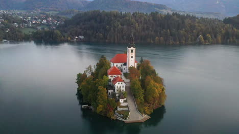 tiro de dron cinemático de inclinación hacia abajo de la iglesia de peregrinación de la asunción de maría, eslovenia