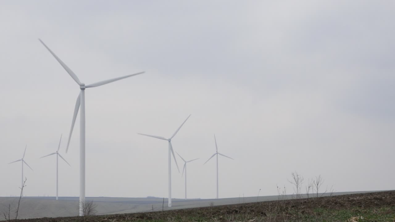 흐리고 바람이 부는 날의 풍력 터빈 - 와이드 샷