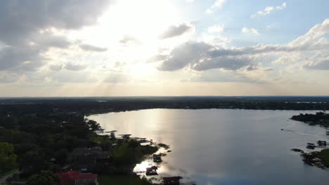 Schöne-Pfanne-über-Florida-Lake-Häuser-Am-Abend-In-Der-Nähe-Der-Dämmerung