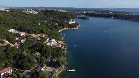 Impresionante-Vuelo-De-Drones-A-Gran-Altitud-A-Lo-Largo-De-La-Costa-En-Krk-Croacia-Hacia-Un-Pueblo-Antiguo-En-Un-Día-Brillante-Con-Mares-En-Calma