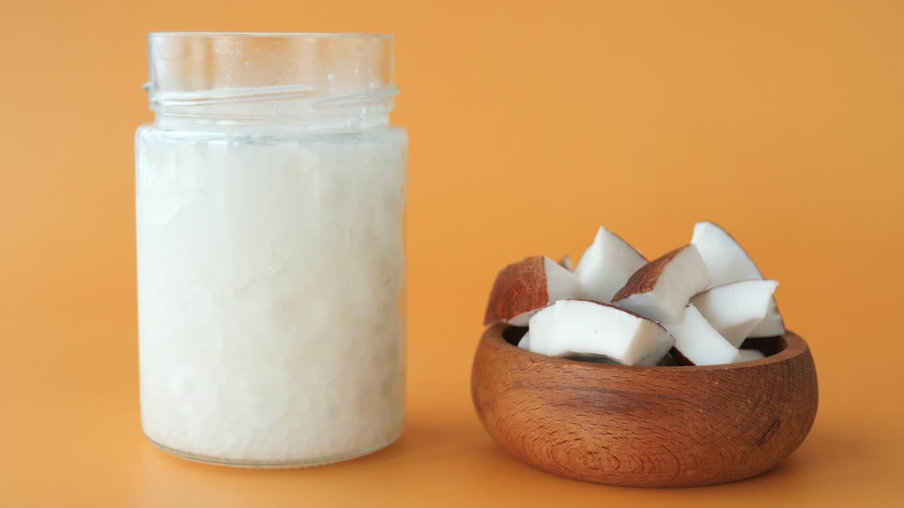 leche de coco y copos de coco