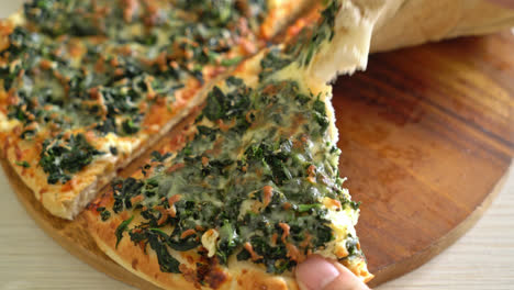 Pizza de espinacas y queso en bandeja de madera - estilo de comida vegetariana y vegana