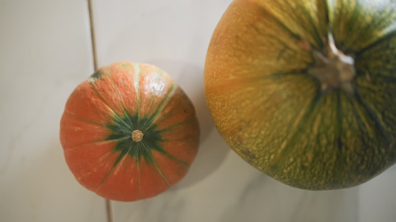 Composizione rustica di zucche. Scena naturale accogliente con zucche autunnali assortite. Vista dettagliata di vivaci zucche cimelio e zucchette ornamentali che si preparano per la cucina stagionale.