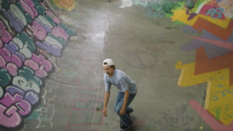 un chico caucásico haciendo skateboard en el parque.