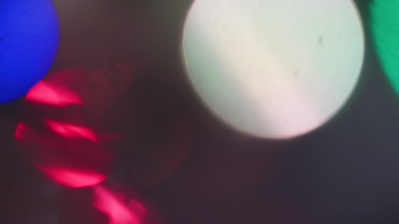 fuera de foco las luces de colores de navidad parpadean misteriosamente.