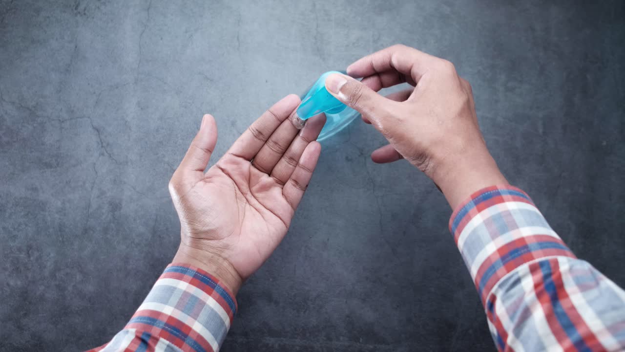 lavarse las manos con desinfectante