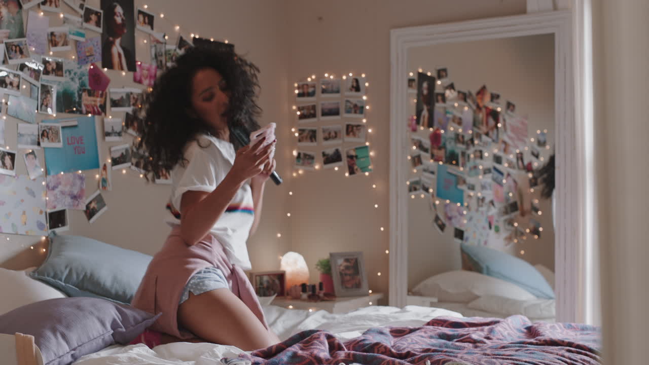 una adolescente feliz bailando en el dormitorio disfrutando de la música celebrando el fin de semana divirtiéndose cantando con pijama en casa