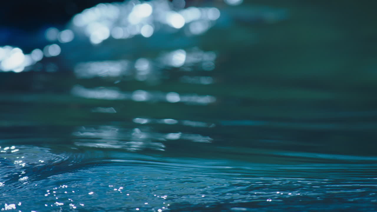agua azul con pequeñas olas y ondas en cámara lenta