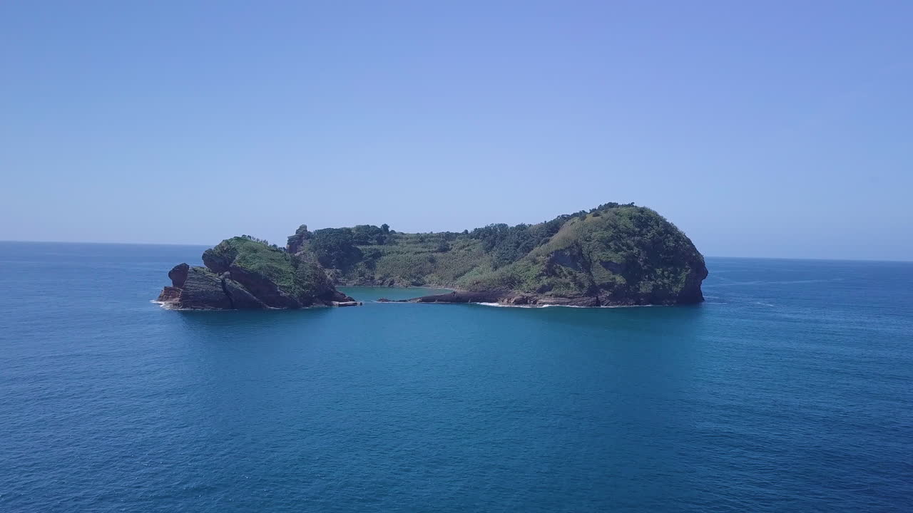 섬 해안의 드론 샷은 수영과 목욕의 천국입니다.