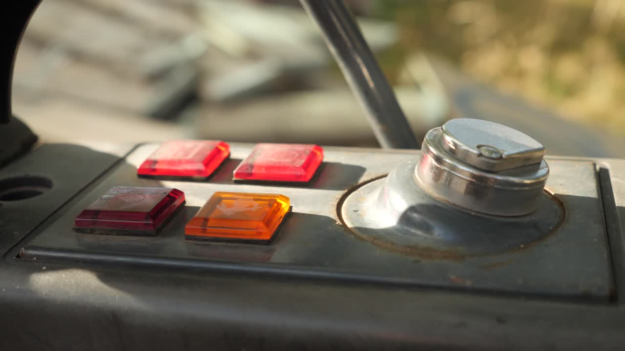 뒷 굴착기의 제어 버튼의 클로즈업