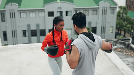 boxeo, mujer y techo con entrenador personal