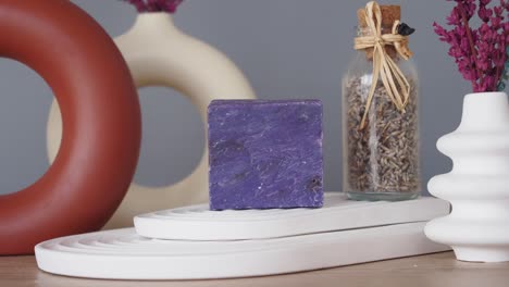 una barra de jabón de lavanda púrpura