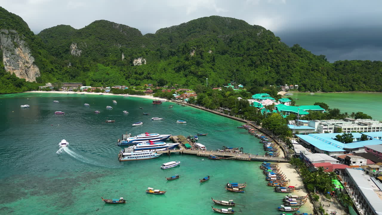 Ripresa aerea panoramica che rivela il vibrante ed energico paesaggio costiero di Tonsai Bay a Koh Phi Phi, una delle principali destinazioni insulari della Thailandia.