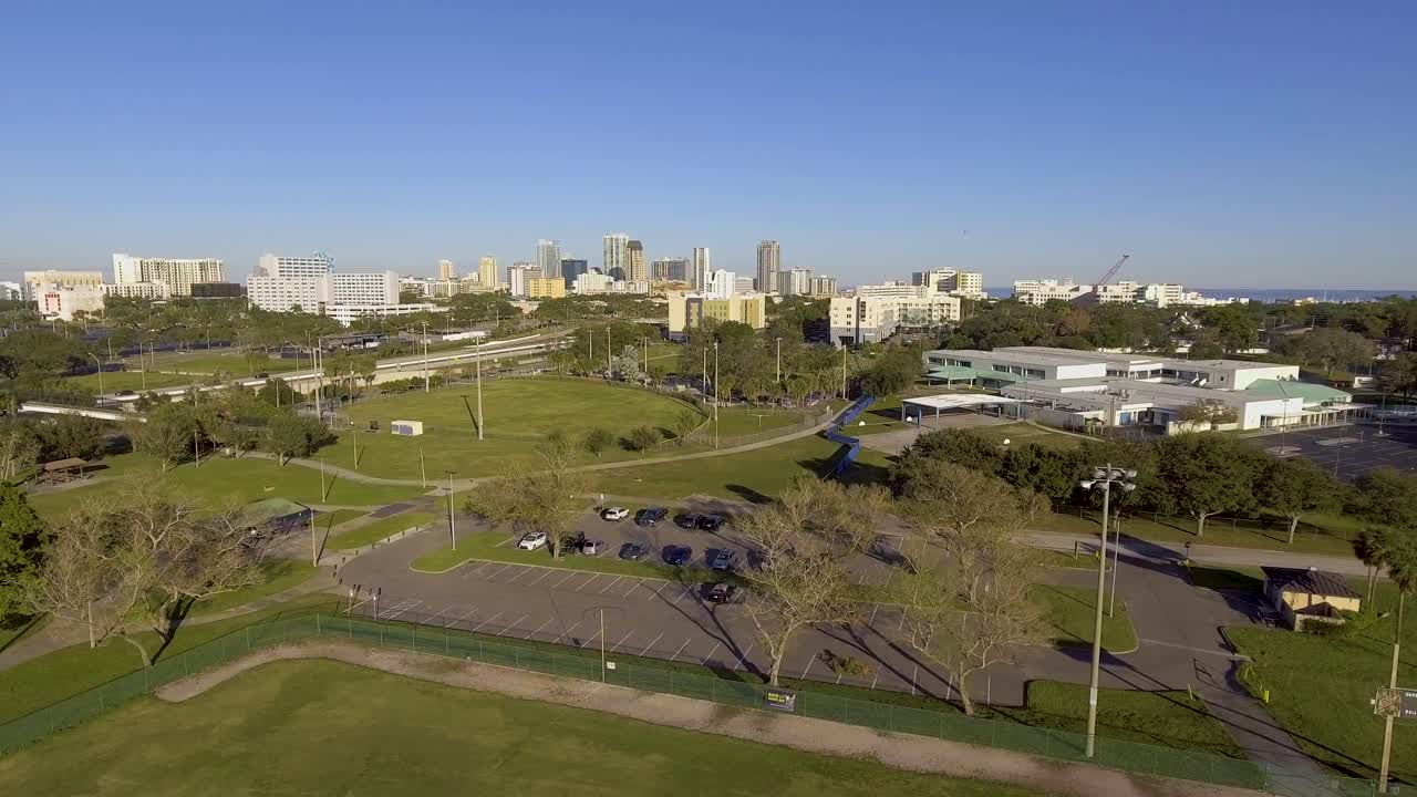 도심지 해안가 스카이라인의 4k 공중 드론 비디오