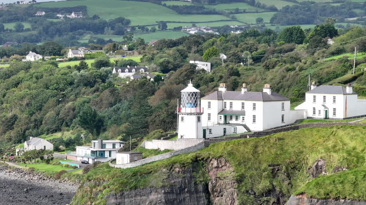 북아일랜드 앤트림 카운티의 해변 마을인 화이트헤드 근처에 있는 블랙헤드 등대