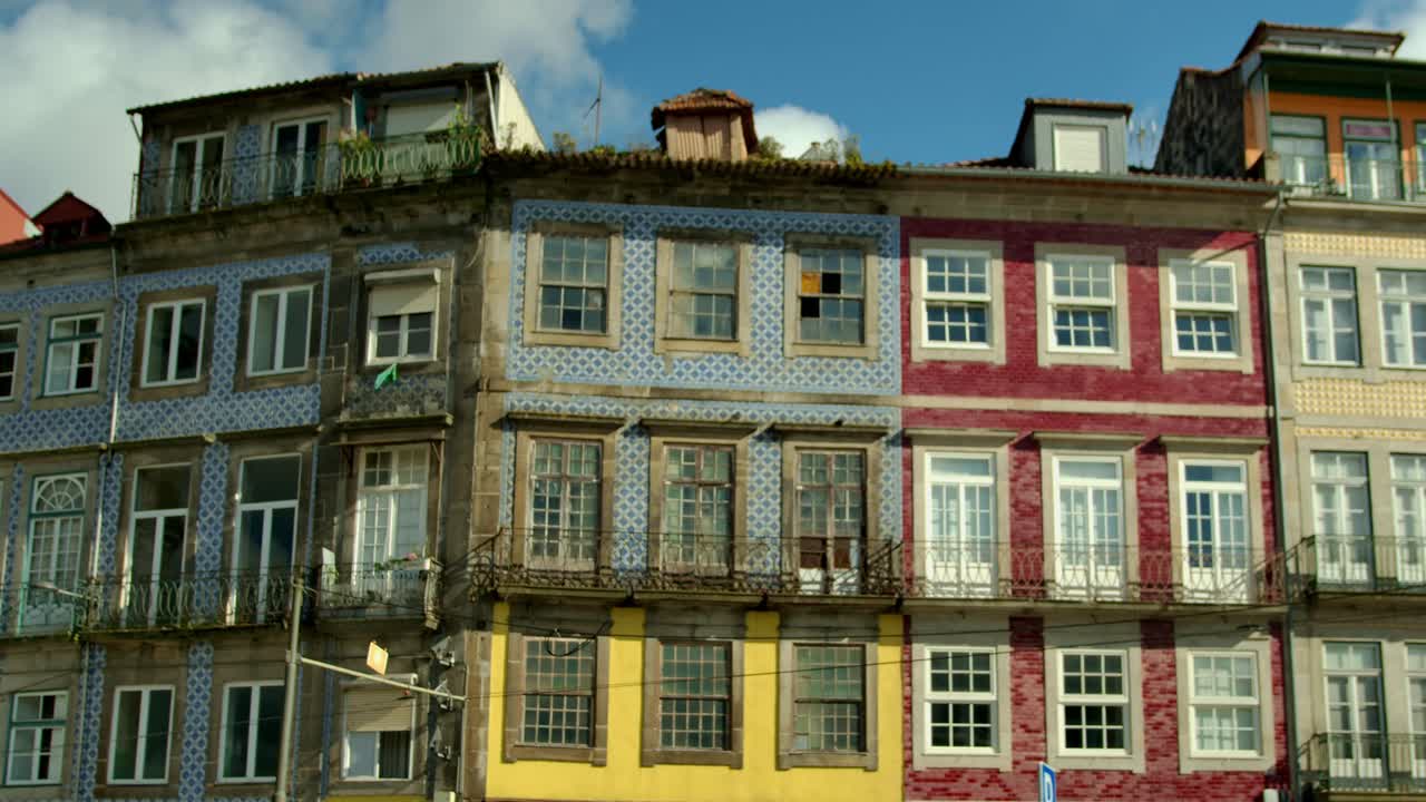 fachadas de casas coloridas en porto