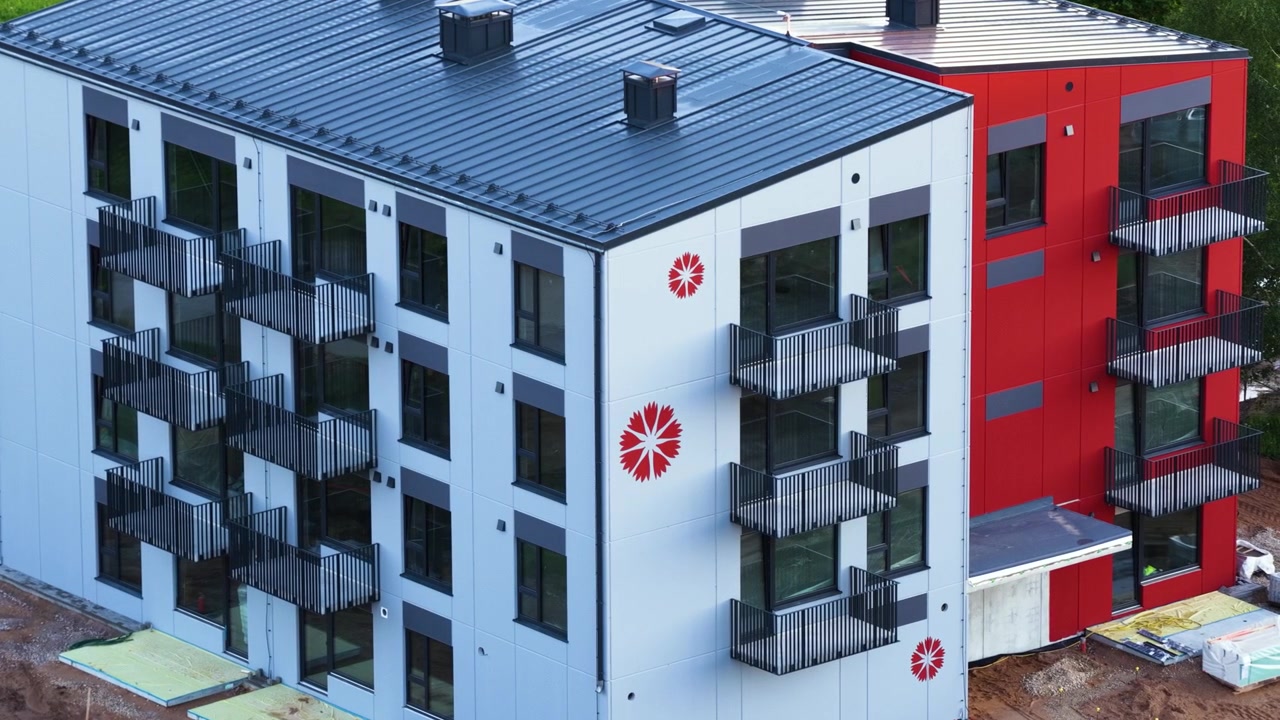 Edifício residencial recém-construído de vários andares com arquitetura contemporânea e varandas modernas.