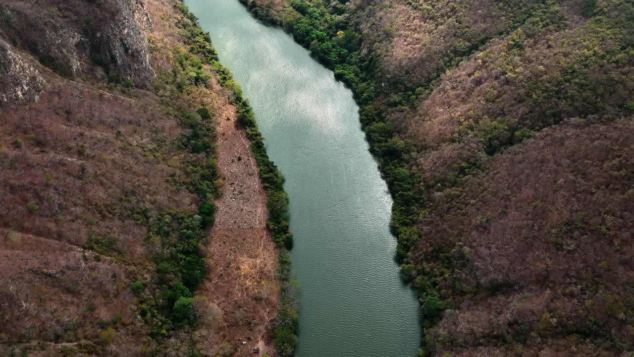 aéreo - reflejo en el río grijalva, cañón del sumidero, chiapas, méxico, adelante