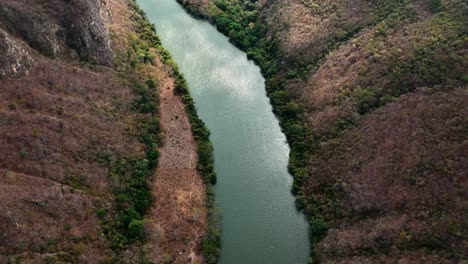 Aéreo---Reflejo-En-El-Río-Grijalva,-Cañón-Del-Sumidero,-Chiapas,-México,-Adelante