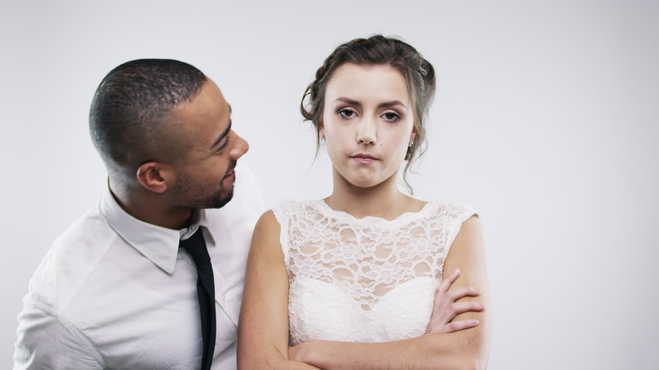 pareja casada bailando en cámara lenta serie de fotos de bodas de boda
