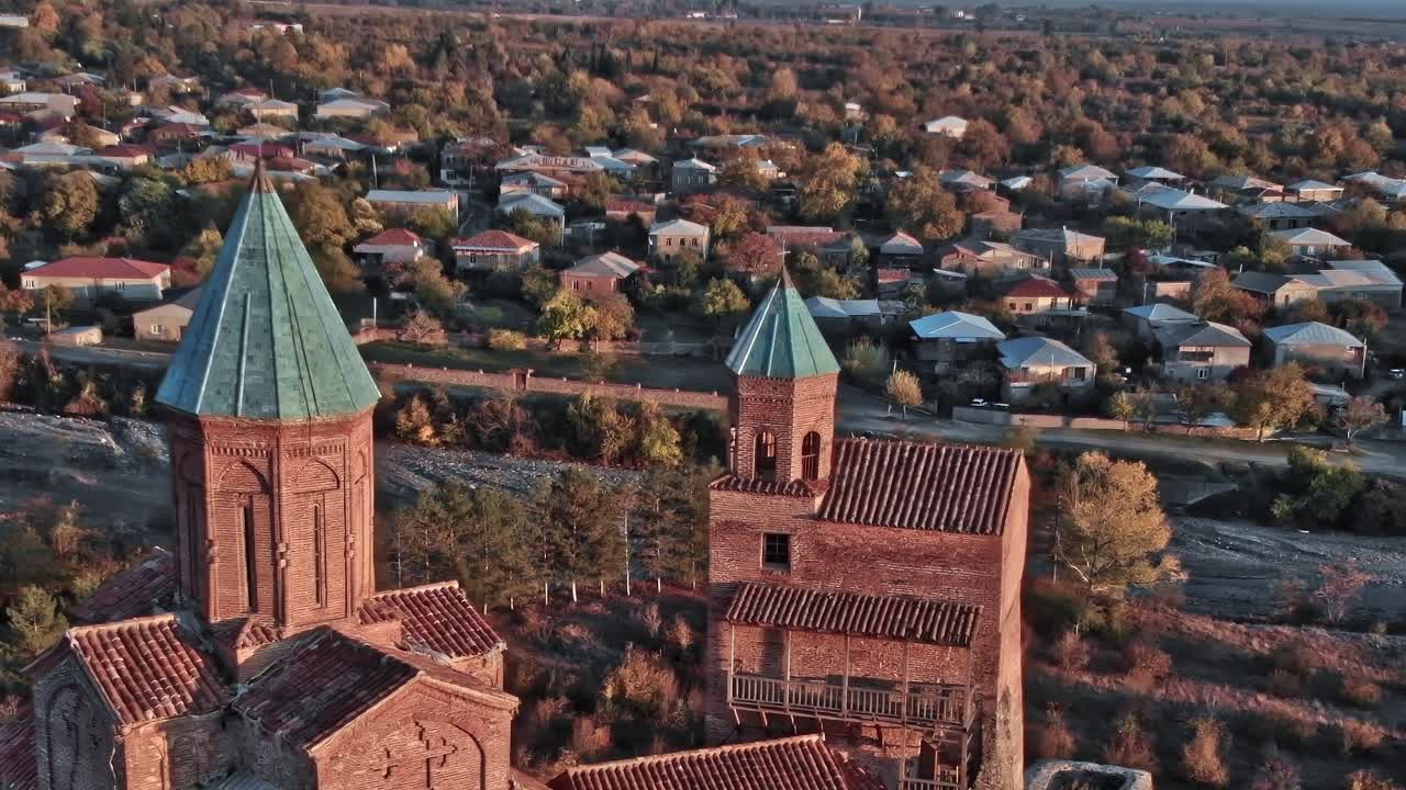 Historialliset kirkontornit kohoavat Georgian maiseman yllä auringonlaskun aikaan