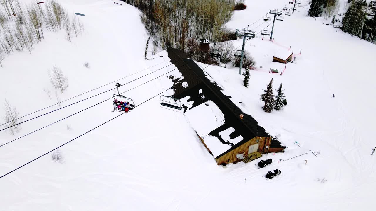 Ripresa aerea con drone di una seggiovia ad Aspen, Colorado.
