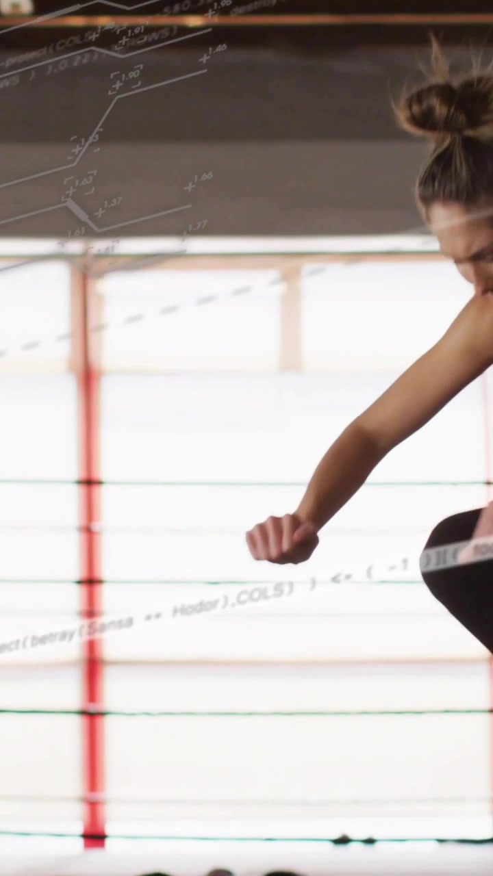Video vertical: Atleta subiendo a una caja y haciendo sentadillas, mientras gráficos anotan la forma para el fitness