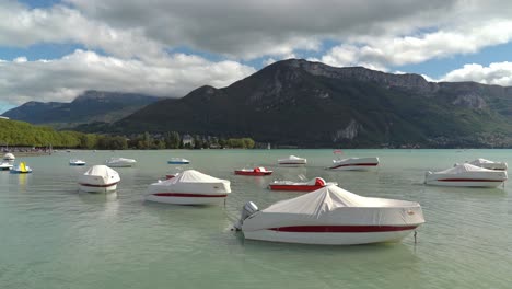 On-Annecy-lake-shores,-the-medieval-old-town-of-Annecy-is-nicknamed-the-Venice-of-the-Alps-for-its-picturesque-canals