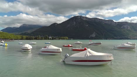 a orillas del lago annecy, la antigua ciudad medieval de annecy es apodada la venecia de los alpes por sus pintorescos canales.