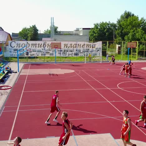 hombre en forma jugando al baloncesto