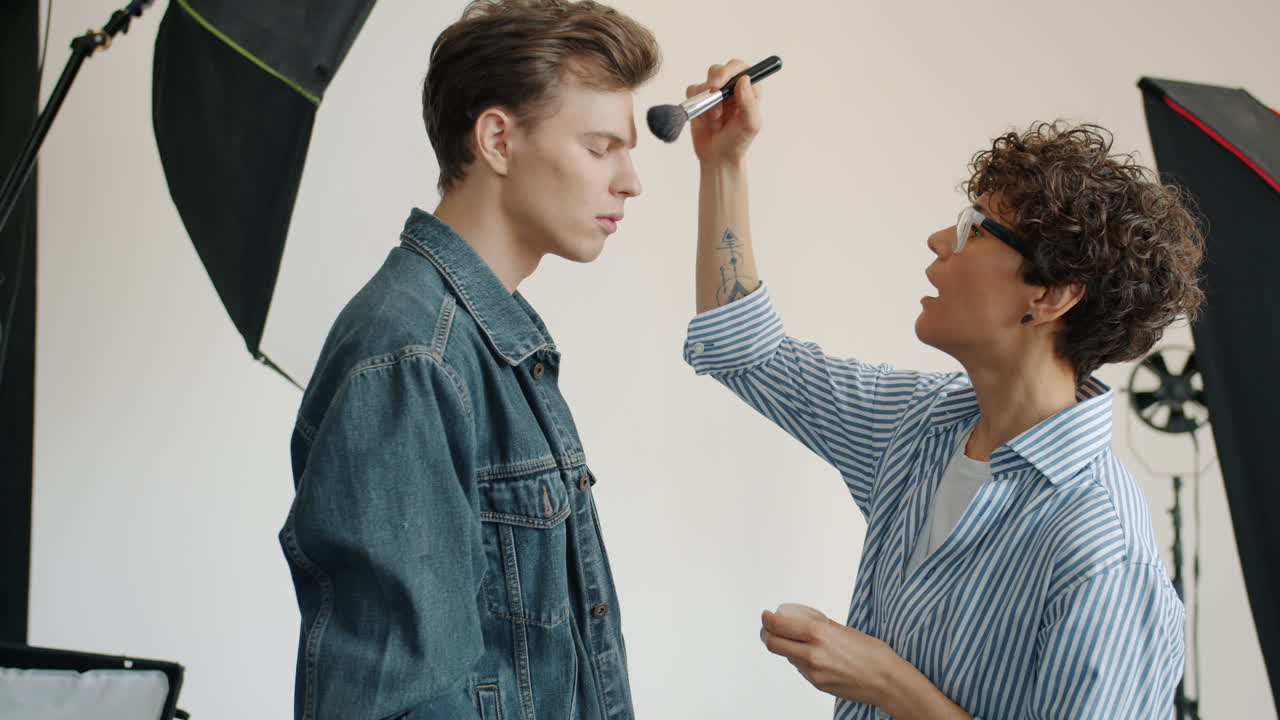 artista de maquillaje aplicando maquillaje a un modelo