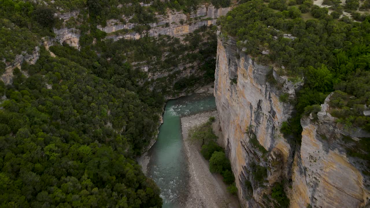 Volo all'interno di un canyon con acqua di fiume che scorre attraverso la gola in Albania