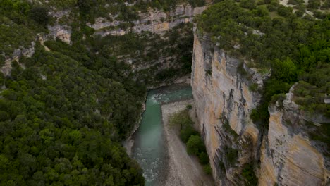 Volando-Dentro-De-Un-Cañón-Con-Agua-De-Río-Corriendo-A-Través-Del-Desfiladero-En-Albania