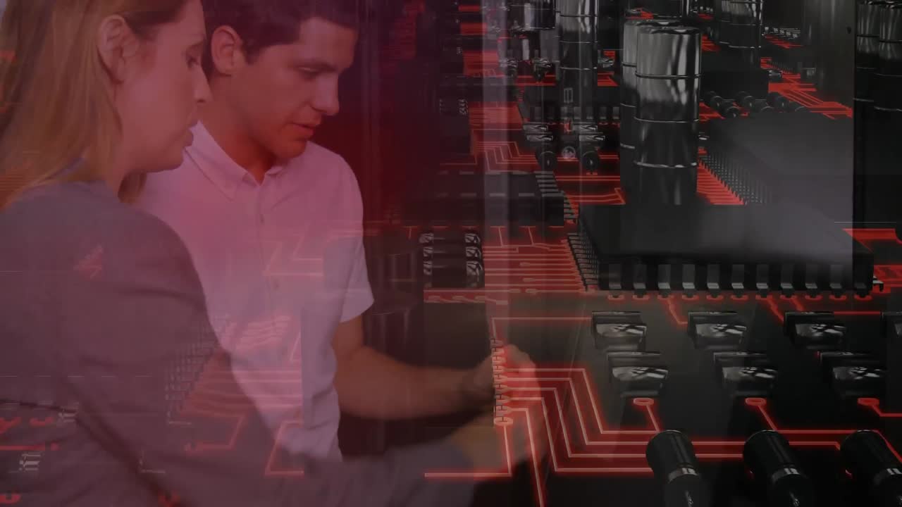 personas trabajando en un servidor de computadora mientras la placa base se mueve en primer plano